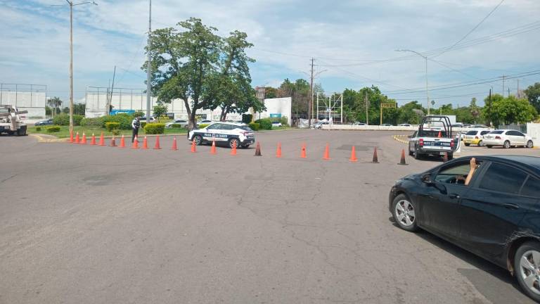 Elementos de Tránsito orientan a conductores durante el cierre en José Limón.