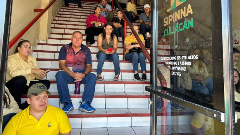 Trabajadores del Ayuntamiento de Culiacán toman las oficinas de Servicios Públicos.