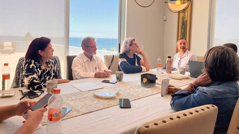 Integrantes de la institución de asistencia privada Parque Natural Faro Mazatlán, explican lo que ha sido la administración de este proyecto.