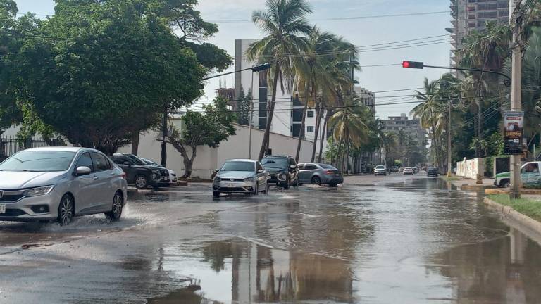 Algunos encharcamientos quedan en la avenida Cruz Lizárraga tras la lluvia del martes.