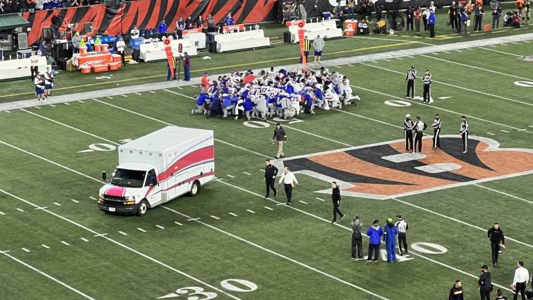 Una ambulancia ingresó al terreno de juego para atender a Damar Hamlin