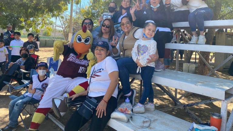 El Pollo Tomás convivió con los peloteritos y con los padres de familia.