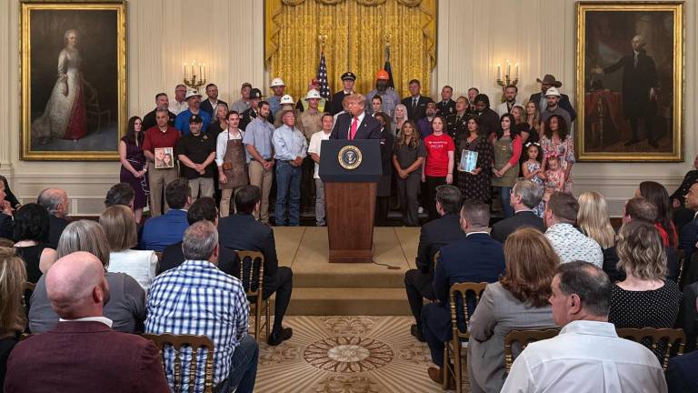 El Presidente Donald Trump impulsa impuesto a remesas y advierte con deportaciones masivas de migrantes.