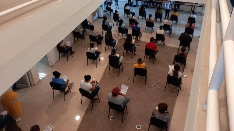 Los jóvenes se encuentran formados en las aulas de la universidad.