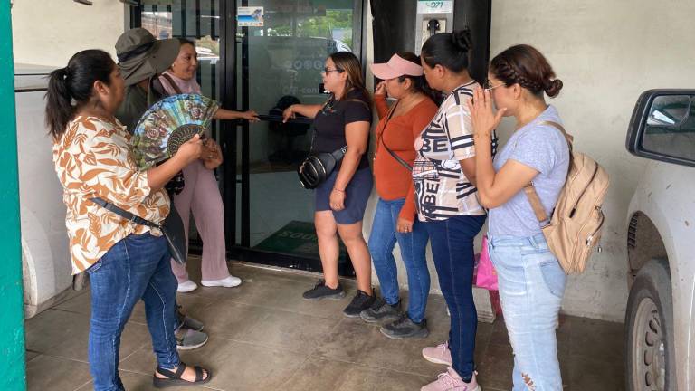 Protesta en las instalaciones de la CFE de Escuinapa por fallas en el servicio de electricidad.