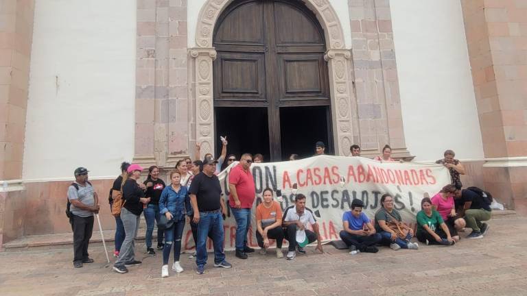 Miembros de la Central Unitaria de Vivienda urgen a las autoridades a frenar los desalojos y ayudarles a solucionar sus problemas de vivienda.