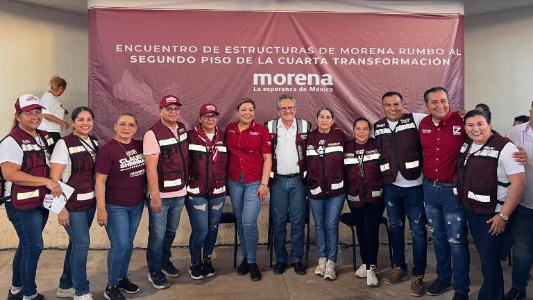 Claudia Valdez se reúne con simpatizantes de su partido.