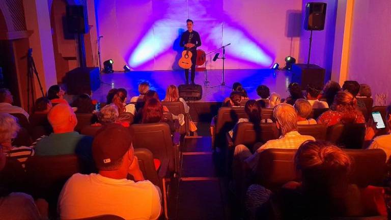Alan Guerra comparte su música en el Festival Cultural Sinaloa 2023.