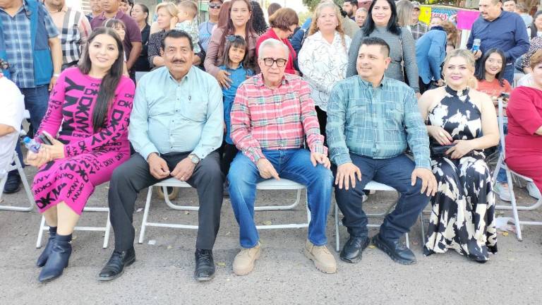 Los asistentes disfrutaron de los carros alegóricos y las comparsas.