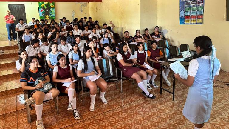 Los alumnos participaron con lecturas y creando carteles.