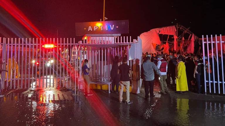 El viento derriba la estructura de una maquiladora que está a la salida norte de la ciudad de Guamúchil.