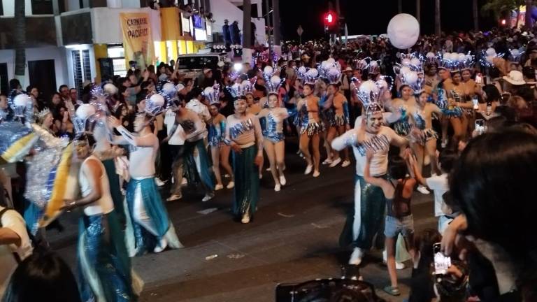 Las últimas comparsas no paraban de bailar hasta la avenida Rafael Buelna.