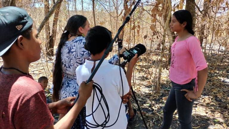 Tres adolescentes de la comunidad tepehuana de El Trébol 2 participan en el Encuentro.
