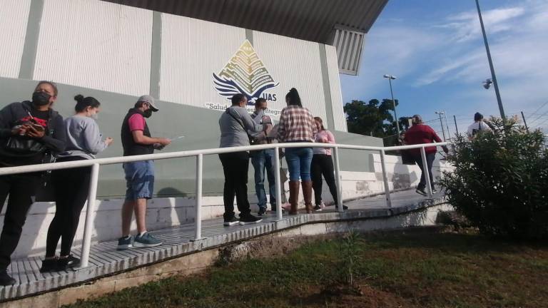Las primeras personas en ingresar al recinto y recibir la vacuna comentaron que llegaron desde las 6:00 de la mañana, la aplicación inició en punto de las 8:00 y desde entonces la fila ha fluido muy rápido.