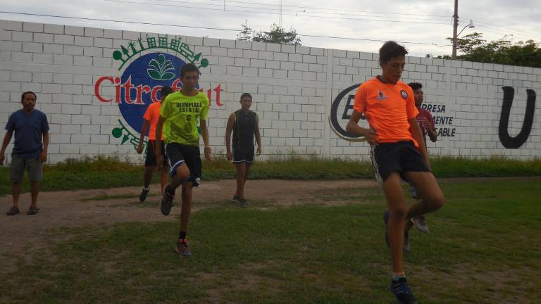 Arturo Guadalupe Moreno Alvarado (al frente) competirá en salto de longitud , salto triple y cien metros planos.