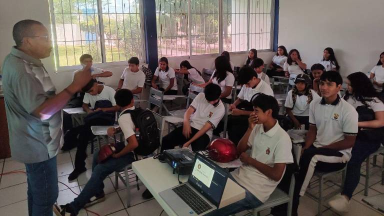 Personal de Vialidad y Transporte dio un curso de vialidad a estudiantes de bachillerato de la preparatoria UAS Escuinapa.