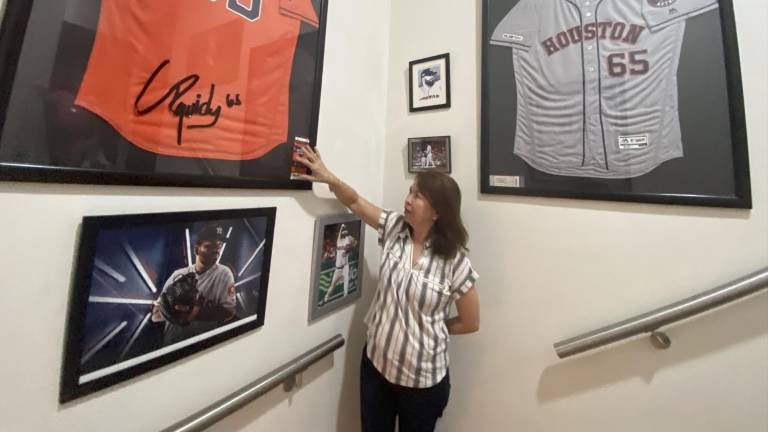 En la casa que le compró su hijo hace unos años, ya como ligamayorista, Alma Urquidy presume casacas, fotos, premios y reconocimientos que el pítcher mazatleco ha conseguido en su carrera.