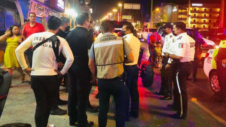 Inspectores de Oficialía Mayor en el operativo de vigilancia de protocolos sanitarios.