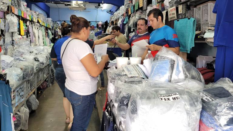 Comerciantes en Culiacán reportan una menor demanda en canje de uniformes y útiles escolares.