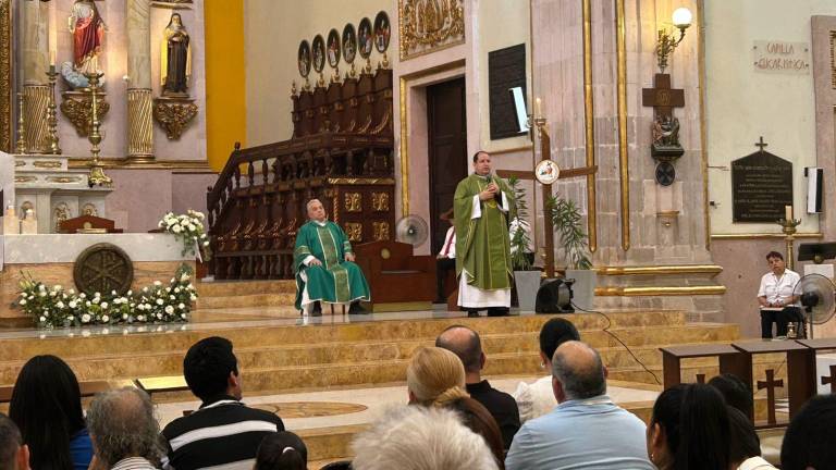 El padre Jaime Portillo pidió a los fieles elevar sus oraciones por el Obispo, para que su peregrinación al Vaticano sea fructífera.