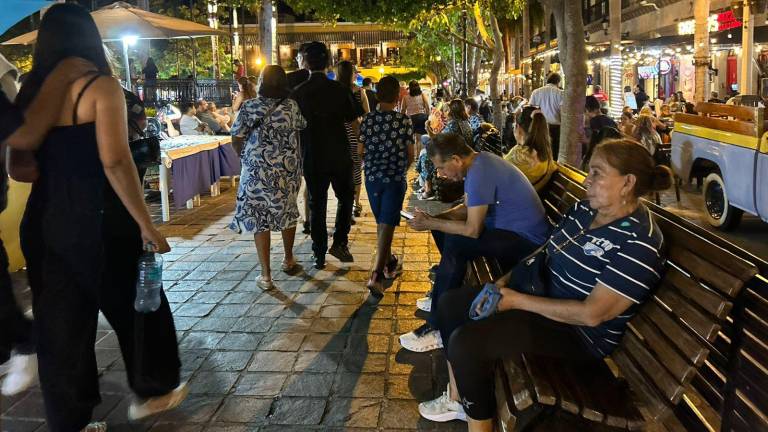 Turistas recorren la Plazuela Machado, uno de los principales puntos de encuentro en el Centro Histórico de Mazatlán.