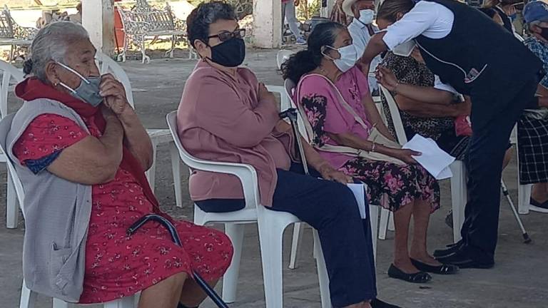 Adultos mayores son vacunas contra el Covid-19 en Teacapán.