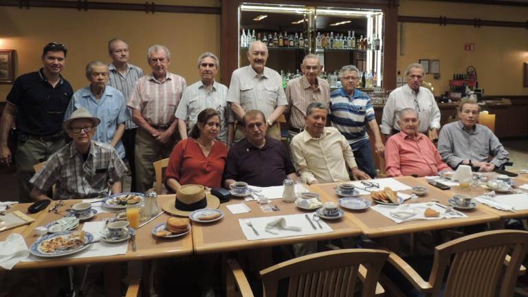 La Confraternidad Prevoriana disfruta de su tradicional desayuno.
