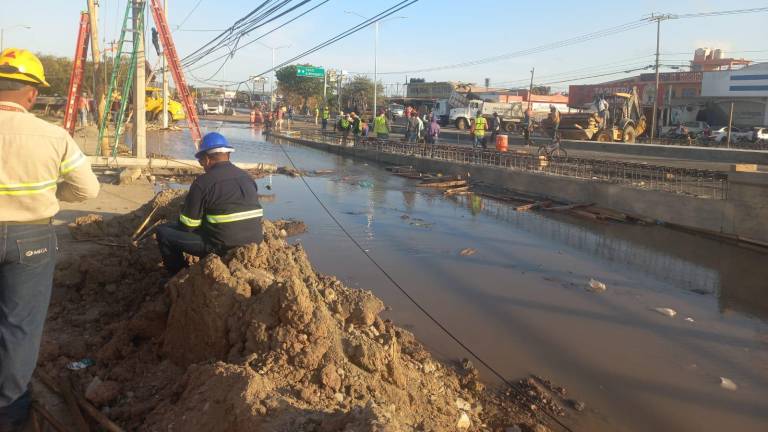 La ruptura de una tubería deja sin agua a miles de familias.