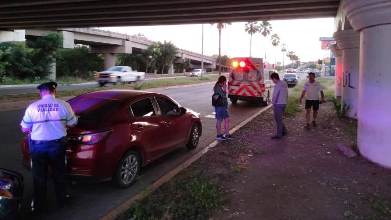 Paramédicos de la Cruz Roja llegaron al lugar para auxiliar al agente.
