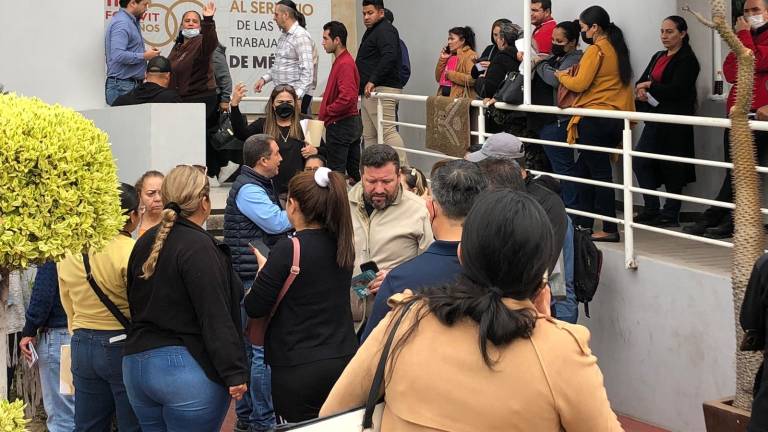 Usuarios del Infonavit se aglomeran en las instalaciones del Infonavit ante la saturación que registra el sistema digital.