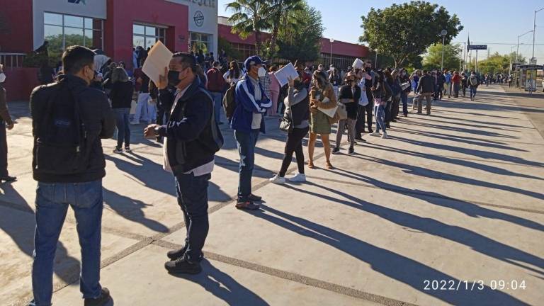 Larga fila de personal de Salud se registra en el Hospital de la Mujer de Culiacán.