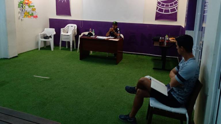 Gabriel Sánchez dirige la junta.