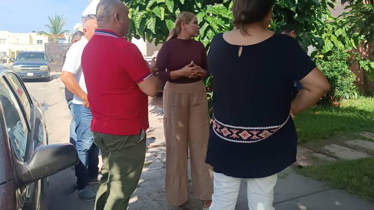 Personal del Gobierno de Mazatlán atienden queja de mascotas en el fraccionamiento Los Mangos II.