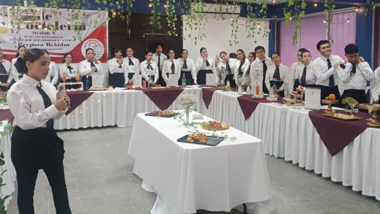Estudiantes del Cbtis 51 asumieron la creatividad para crear cocteles.