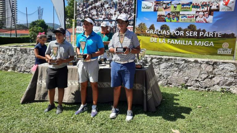 Los ganadores de la categoría 15 Años y Menores Varonil.