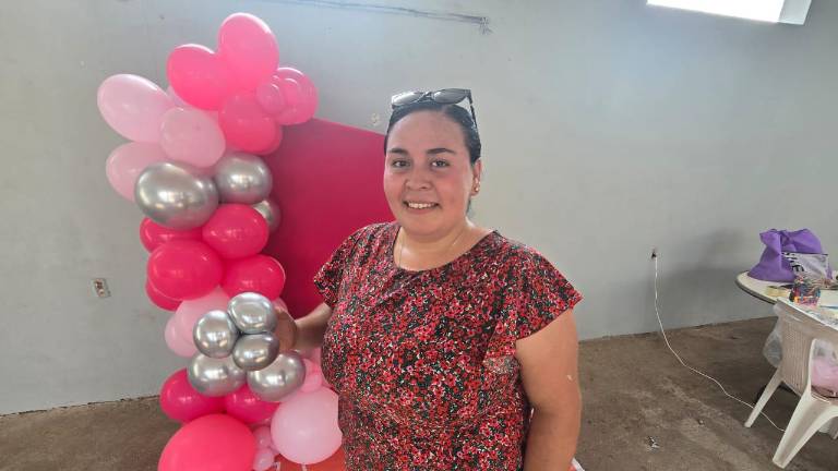 Hace ocho años, Rosa Margarita Flores Chiquete descubrió su vocación entre tijeras, papel y globos.