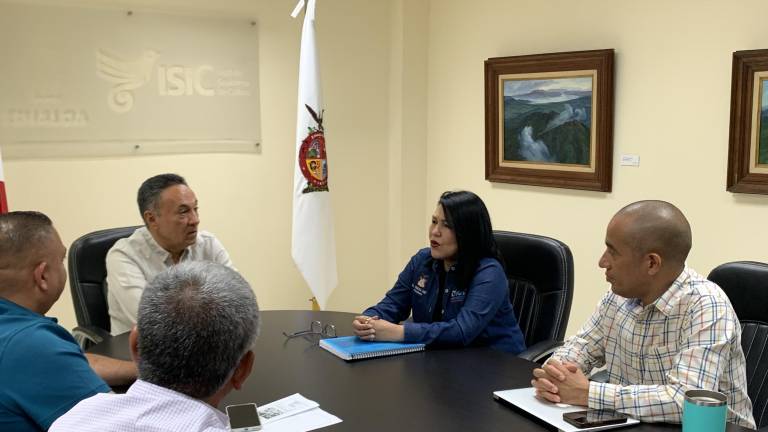 Autoridades de Choix y del Isic, durante la reunión que se llevó a cabo en Culiacán.