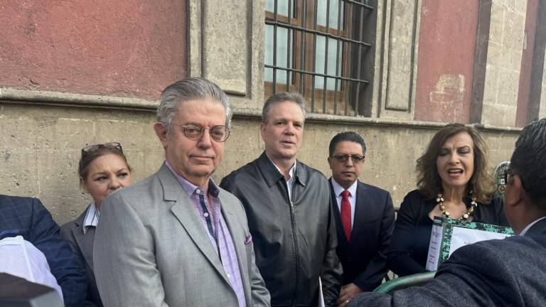 El empresario Arturo Castagné y la Diputada federal María Elena Pérez-Jaen, acuden a Palacio Nacional.