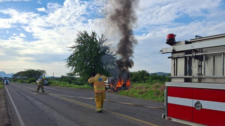 Una posible falla mecánica ocasión que una unidad de reparto de gas LP se incendiara sobre la carretera federal México 15.