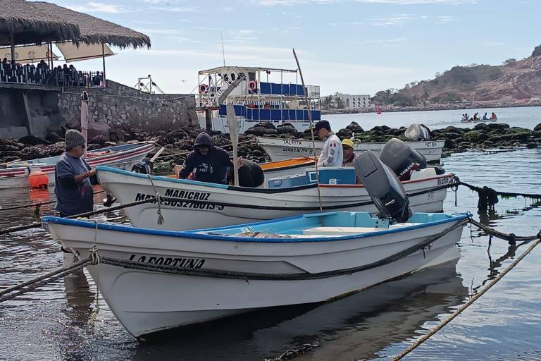 Pescadores del embarcadero de Playa Sur enfrentan escasez de capturas en Mazatlán