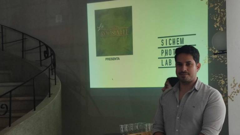 El fotógrafo mazatleco Sichem Rizo presenta Sichem Photo Lab, su emprendimiento fotográfico, en la Casa Roosevelt.