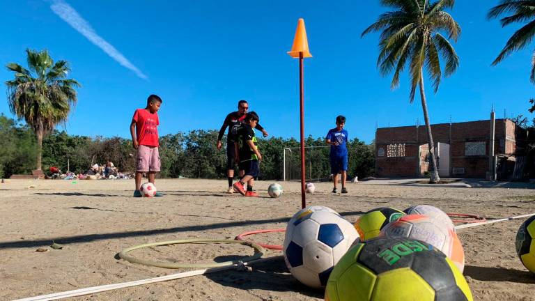Alrededor de 30 jovencitos acudieron a la clínica en la Colonia Azteca.