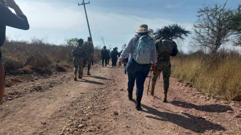 Personal de las fuerzas armadas y policías estatales y federales protegen a las mujeres en su tarea.