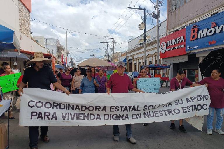 Marchan en Mazatlán para exigir al Gobierno terrenos para vivir