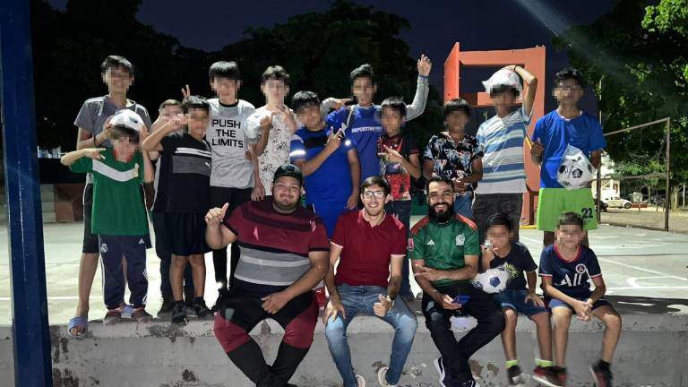 José Alberto Beltrán Figueroa, Benjamín González y Emir Pineda se reúnen con los deportistas de la colonia Huizaches.