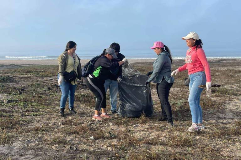 Funcionarios de Rosario realizan jornada de limpieza en playa El Caimanero