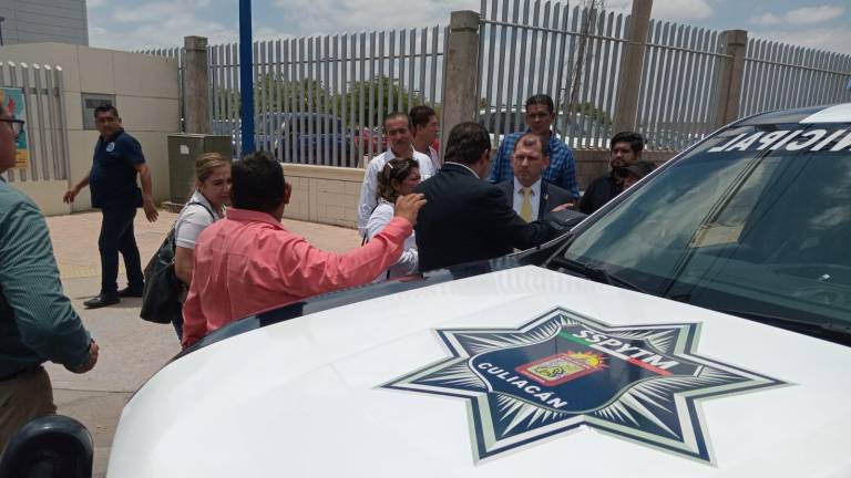 El representante legal de la UAS, Robespierre Lizárraga Otero, salió al lugar de las agresiones para hablar con policías, quienes le dieron un informe.