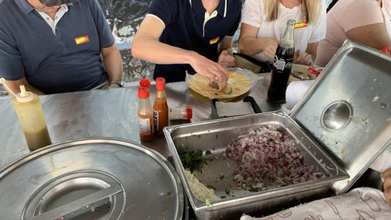 El cilantro es uno de los insumos básicos de los tacos y por ahora, a pesar de su costo, los taqueros lo siguen manteniendo.