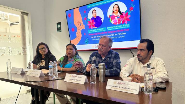 Autoridades del INAH y el estado participan en la conferencia sobre la preservación de las lenguas maternas.