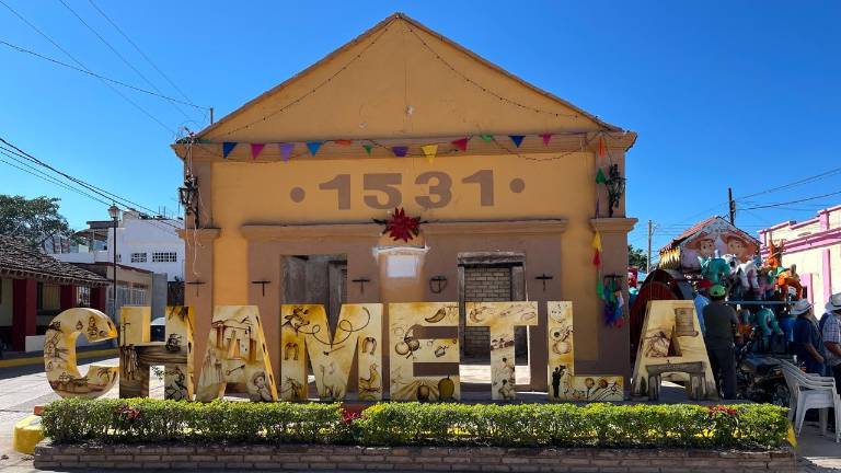Chametla recibe su placa pro salud.
